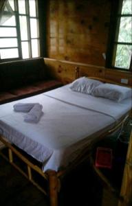 圣玛尔塔Cabaña Altos de San Carlos的房间里的一张床位,上面有两条毛巾