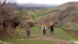 豪哈Pousada Villa Huaripampa的三人在山丘上行走
