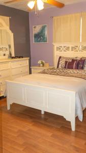 迈阿密MNE Luxury In Miami的卧室配有白色大床和梳妆台