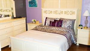 迈阿密MNE Luxury In Miami的卧室配有白色的床和白色梳妆台