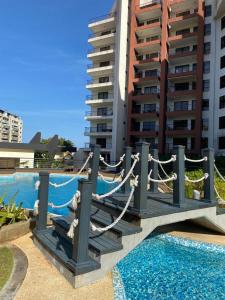波拉马尔Elegante apartamento en Playa el Angel的一座桥,在游泳池旁边