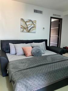 波拉马尔Elegante apartamento en Playa el Angel的一张大床,上面有几个枕头