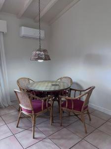 查梅Cacao Luxury Suite in Coronado的餐桌、椅子和安得灯