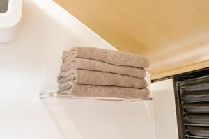 怀卡布巴克Bobocabin Umarato, Sumba的浴室毛巾架上的毛巾堆