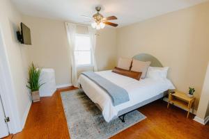 孟菲斯Centrally Located 3BR Overton Square Fast WiFi Free Parking Yes Pets的一间卧室配有一张床和吊扇