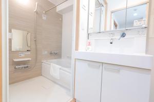 大阪V の Boutique House的白色的浴室设有水槽和镜子