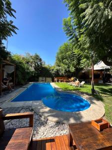 门多萨大猩猩旅舍的一座房子的院子内的游泳池
