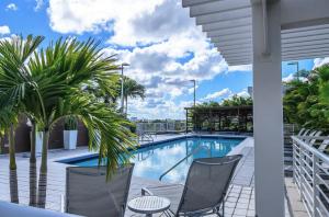 迈阿密Platinum 2BD 2BTH at Midblock的在酒店阳台上可欣赏到游泳池的景色