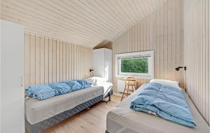 凯特明讷Lovely Home In Kerteminde With Wifi的一间卧室设有两张床和窗户。