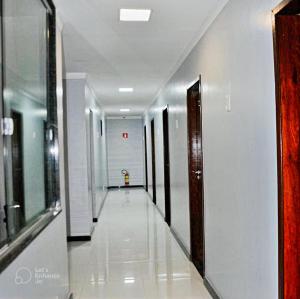 费拉迪圣安娜Hotel Center的带有白色墙壁和门的建筑走廊