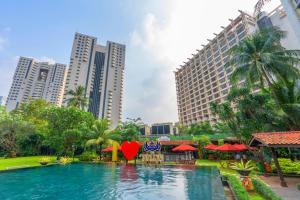 雅加达The Sultan Hotel & Residence Jakarta的一座位于高楼城市的游泳池