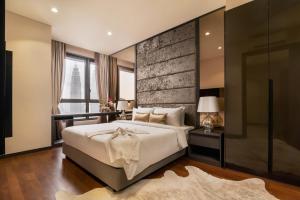 吉隆坡8 Kia Peng Residences by Times 8的一间卧室设有一张带砖墙的大床