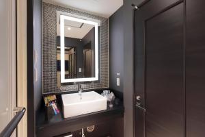 东京HOTEL REFRAIN的一间带水槽和镜子的浴室
