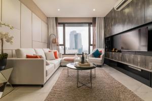 吉隆坡8 Kia Peng Residences by Times 8的带沙发和电视的客厅