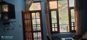 达兰萨拉Mountain and Moon, Dharamkot的一间设有门窗的房间