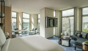 首尔首尔四季酒店的酒店客房设有一张大床和一台电视机。