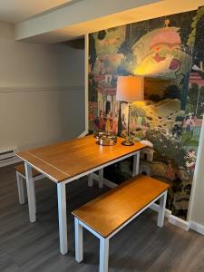 西雅图翡翠城宝石度假屋：商业和旅游的画室里的桌子和长凳