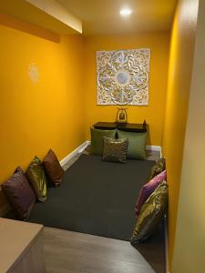 西雅图翡翠城宝石度假屋：商业和旅游的客房设有一张带色彩缤纷枕头的床。
