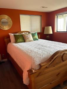 西雅图翡翠城宝石度假屋：商业和旅游的一间卧室配有一张带橙色墙壁的大床