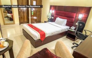 达卡达卡雅诗阁酒店的一间卧室配有一张红色床头板的床