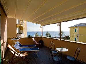 德瓦玛丽娜Albergo La Marina B&B的阳台配有桌椅,享有海景。
