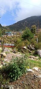 达兰萨拉Mountain and Moon, Dharamkot的享有山丘的景色,上面有火车