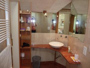 博尔扎诺Apartment Leonardo的两人在浴室里拍照,浴室里设有水槽