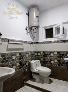 锡卡都The Yak Motel的一间带卫生间和水槽的浴室