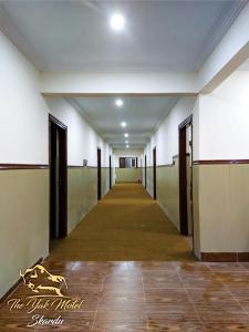 锡卡都The Yak Motel的走廊,建筑的走廊,长长的走廊