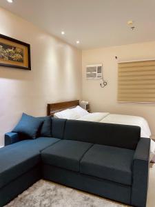 达沃市Studio Type - Matina Enclaves Residences的一间带沙发和床的卧室