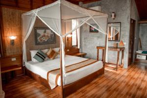 涛岛森西海滩度假天堂酒店的一间卧室配有一张带天蓬的床