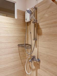 达沃市Studio Type - Matina Enclaves Residences的淋浴位于客房的角落