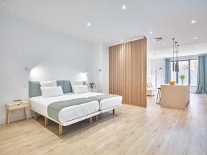 马德里Paseo Suites Hotel的一间卧室配有一张床和一张书桌