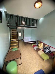 圣维森特Teteng's Home的带沙发和楼梯的客厅