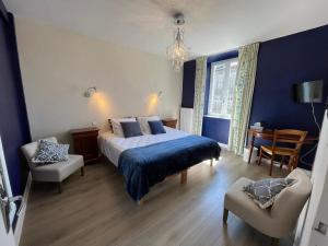 奥布拉克La Domerie - Maison d'hôtes的一间卧室配有一张床、一把椅子和一张桌子