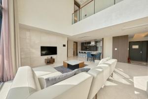 大邱Y Collection by UH FLAT Daegu的客厅配有白色家具和平面电视
