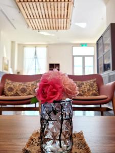 金湖镇金门十美渡假村的花瓶里满是粉红色的花朵,坐在桌子上