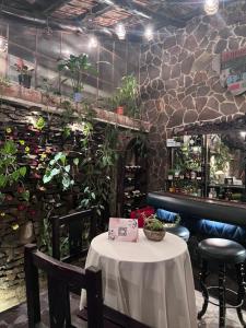 康塞普西翁德阿塔科Casa Degraciela - Hotel Boutique的植物餐厅里的桌椅