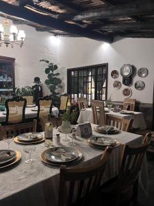 康塞普西翁德阿塔科Casa Degraciela - Hotel Boutique的一间用餐室,配有一张桌子和盘子