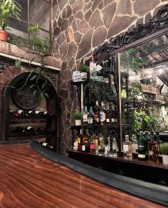 康塞普西翁德阿塔科Casa Degraciela - Hotel Boutique的酒吧里放着一大堆酒