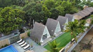 PalauigSunset Villas Palauig Zambales的享有带游泳池的房屋的空中景致