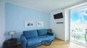 里斯本Apartment Ajuda Tagus River View的客厅设有蓝色沙发,配有窗户
