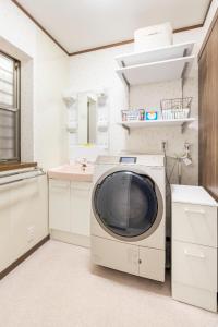 东京Dat's house的厨房配有洗衣机及水槽