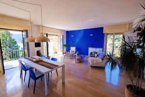 伊斯普拉Blue Dream的客厅配有桌子和蓝色的墙壁