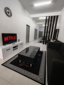 淡马鲁Homestay Temerloh Near Hospital Wi-Fi Netflix的带沙发和电视的客厅