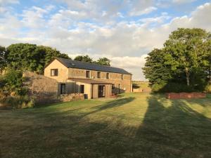 彼得黑德Berryhill East Steading - Sleeps 6 - Peterhead - Dog Friendly - Rural Location -Smart TV - Golf Driving Range - EV Point的一座古老的石头房子,有大院子