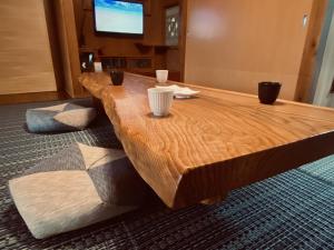 奄美Yamato inn - Vacation STAY 86368v的一张木桌,上面有两杯