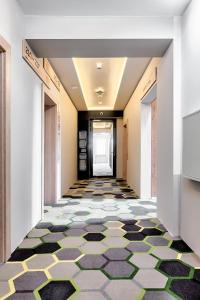 罗兹Citi Hotel's Łódź的大楼内铺着瓷砖地板的走廊