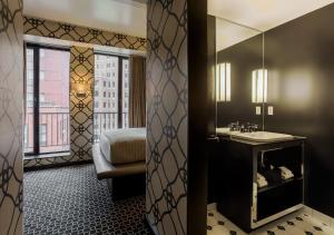 纽约45 Times Square Hotel的一间带水槽和镜子的浴室