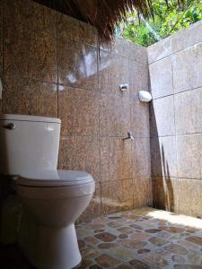 BacunganPlaya Paraiso Nagtabon Beach的一间带卫生间和瓷砖墙的浴室
